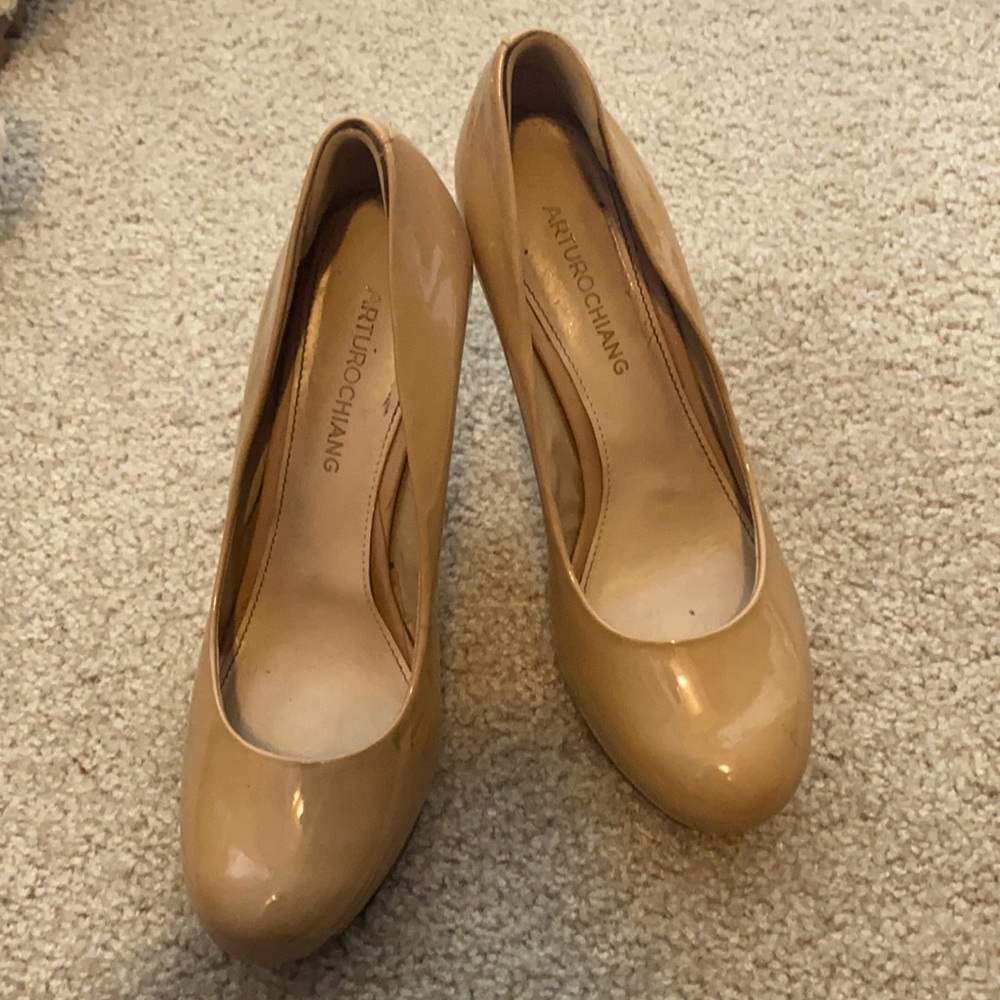 Nude designer platform pumps by Arturo Chiang